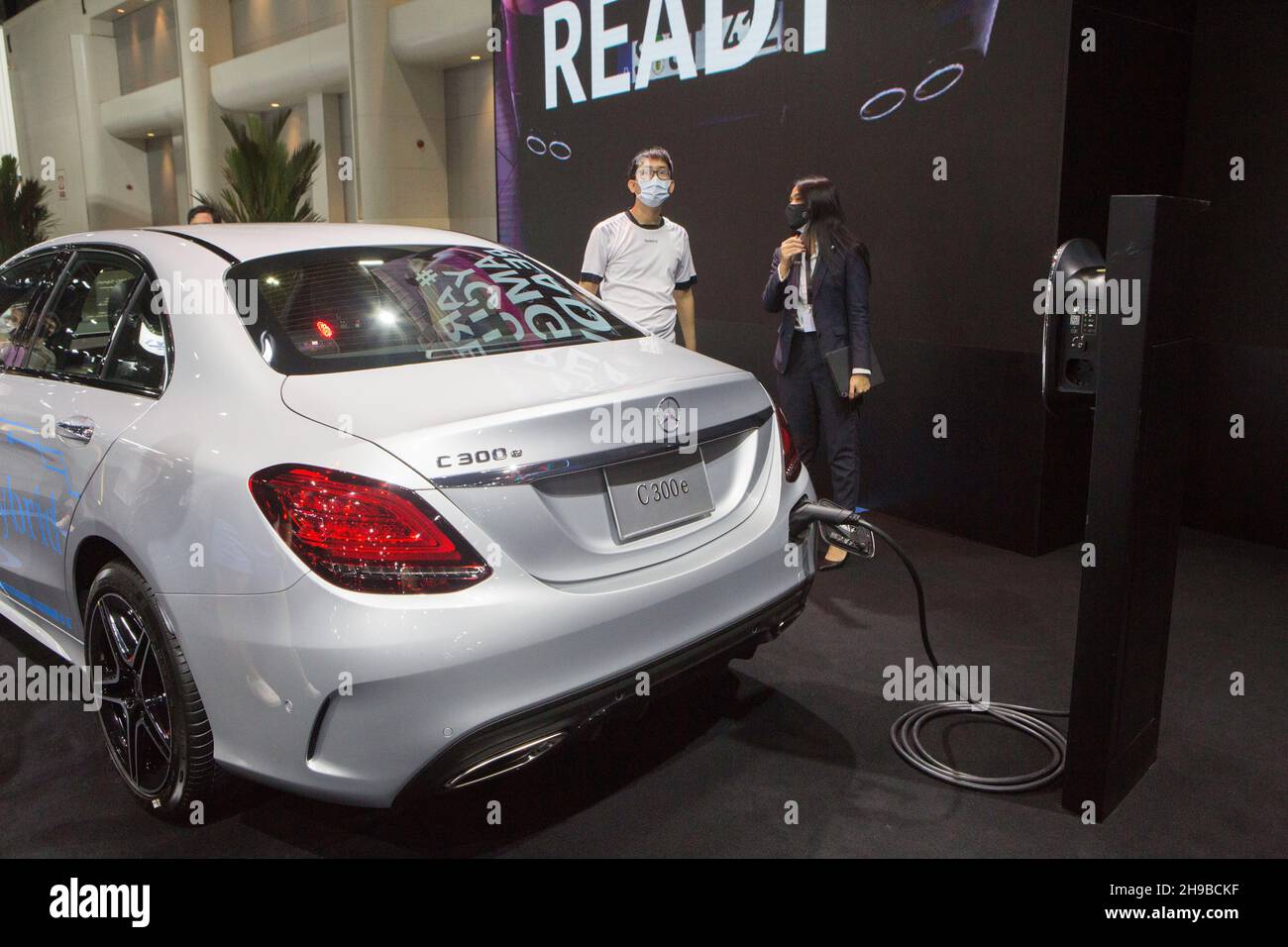 Parkked, Nonthaburi, Tailandia. 4 Dic 2021. Allo stand Mercedes Benz è stato presentato un nuovo veicolo elettrico.l'evento ''The 38th Motor Expo - Motor Expo 2021'' sotto il concetto di ''Happy Motor Vehicles'' (TEMPO di DIVERTIMENTO!), Un luogo di incontro e di scambio di opinioni tra gli amanti delle auto questo evento raccoglie nuove auto dell'anno. Con promozioni complete per la fine dell'anno 2021, a partire dal 1-12 dicembre 2021 presso L'IMPACT Challenger 1-3 Building, Muang Thong Thani. (Credit Image: © Atiwat Siltamethanont/Pacific Press via ZUMA Press Wire) Foto Stock