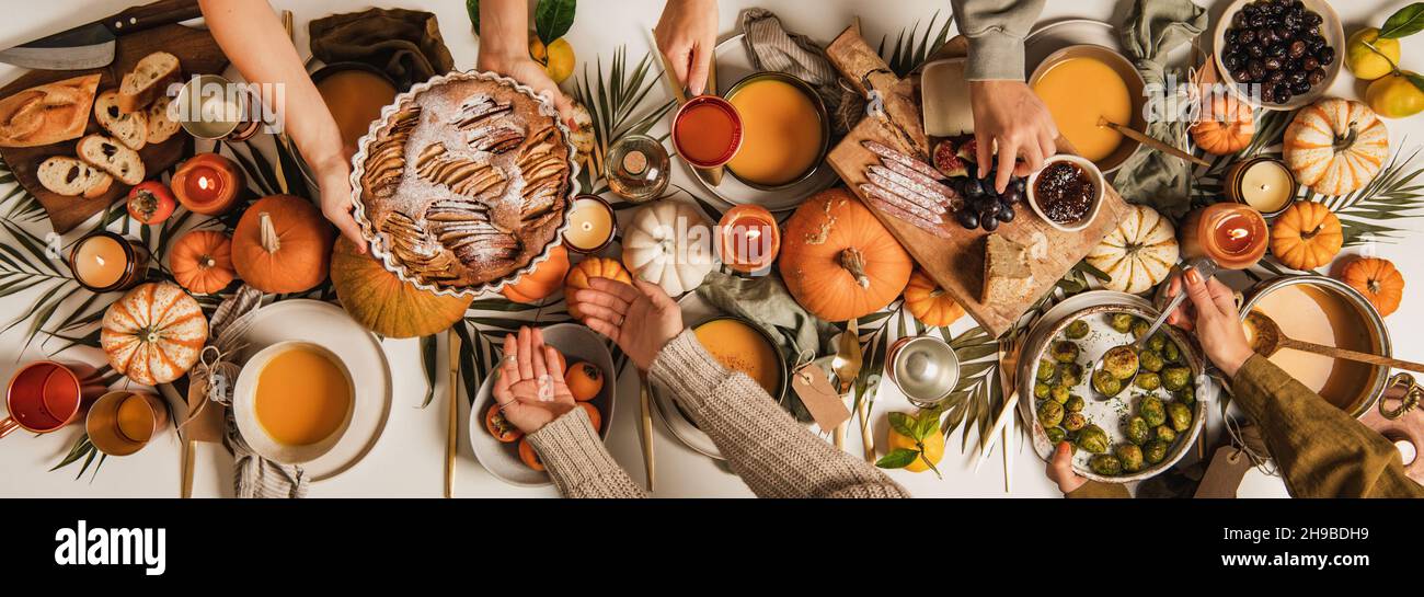 Persone che festano al tavolo delle feste autunnali, vista dall'alto Foto Stock