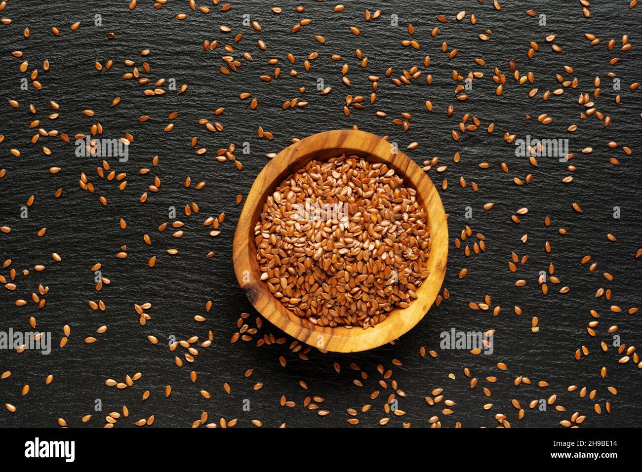 Fonte di vitamine gruppi B, fibra, Omega 3, potassio, magnesio e antiossidanti - semi di lino sulla superficie dell'ardesia con Foto Stock