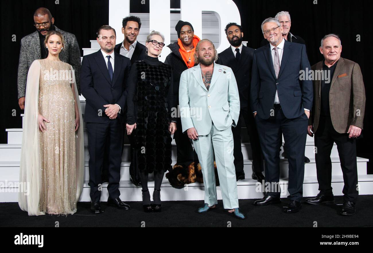 New York City, Stati Uniti. 05 dicembre 2021. MANHATTAN, NEW YORK CITY, NEW YORK, USA - DICEMBRE 05: Tyler Perry, Jennifer Lawrence, Leonardo DiCaprio, Tomer Sisley, Meryl Streep, Jonah Hill, Kid Cudi, Himesh Patel, Adam McKay, Ron Perlman e Paul Guilfoyle arrivano al World Premiere di Netflix's 'Do't Look Up' tenuto al Jazz al Lincoln Center il 5 dicembre 2021 a Manhattan, New York City, New York, Stati Uniti. (Foto di Jordan Hinton/Image Press Agency) Credit: Image Press Agency/Alamy Live News Foto Stock