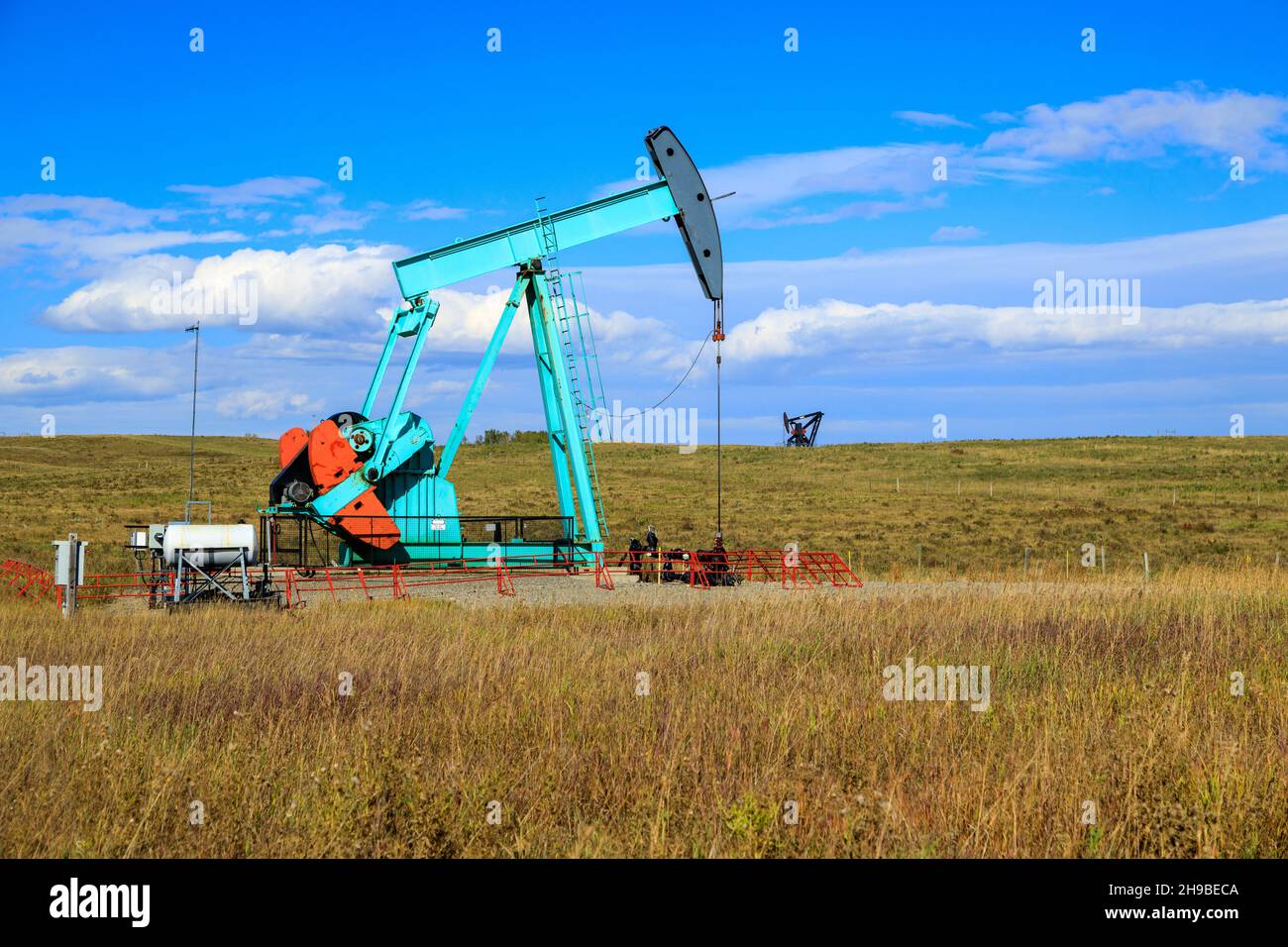 Un piccootone ad olio in Alberta, Canada. Un martinetto a pompa dell'olio è l'azionamento a terra per una pompa a pistoni alternativi in un pozzo dell'olio. Foto Stock