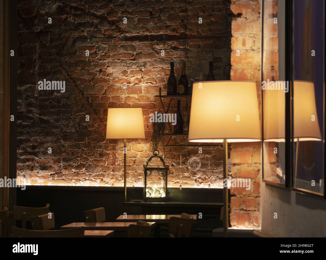 atmosfera intima all'interno di una taverna calda ed accogliente con pareti in mattoni Foto Stock