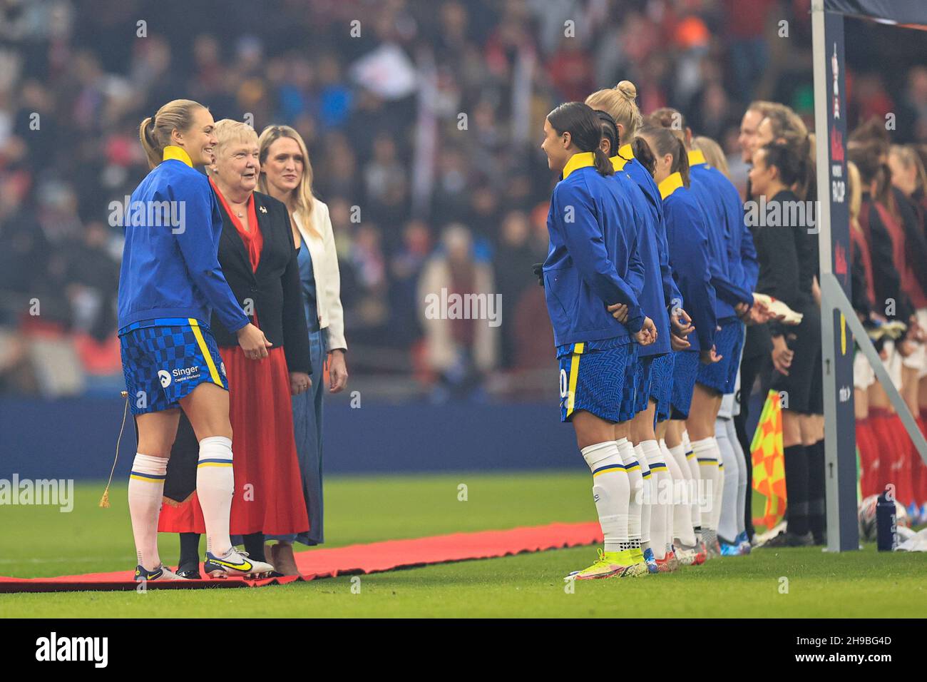 Londra, Regno Unito. 05 dicembre 2021. Lesley Lloyd il capitano delle donne di Southampton nella prima finale di fa Cup 50 anni fa è presentato alle squadre prima della partita a Londra, Regno Unito il 12/5/2021. (Foto di Conor Molloy/News Images/Sipa USA) Credit: Sipa USA/Alamy Live News Foto Stock