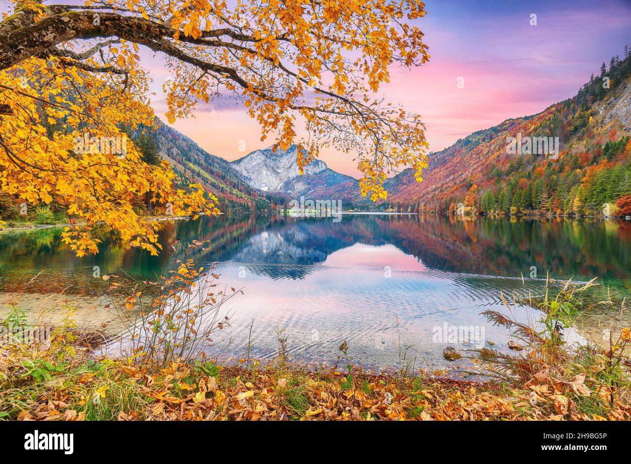 Splendida scena autunnale del lago Vorderer Langbathsee. Poppular travell destinazione. Ubicazione: Vorderer Langbathsee, regione Salzkammergut, Austria superiore, Foto Stock