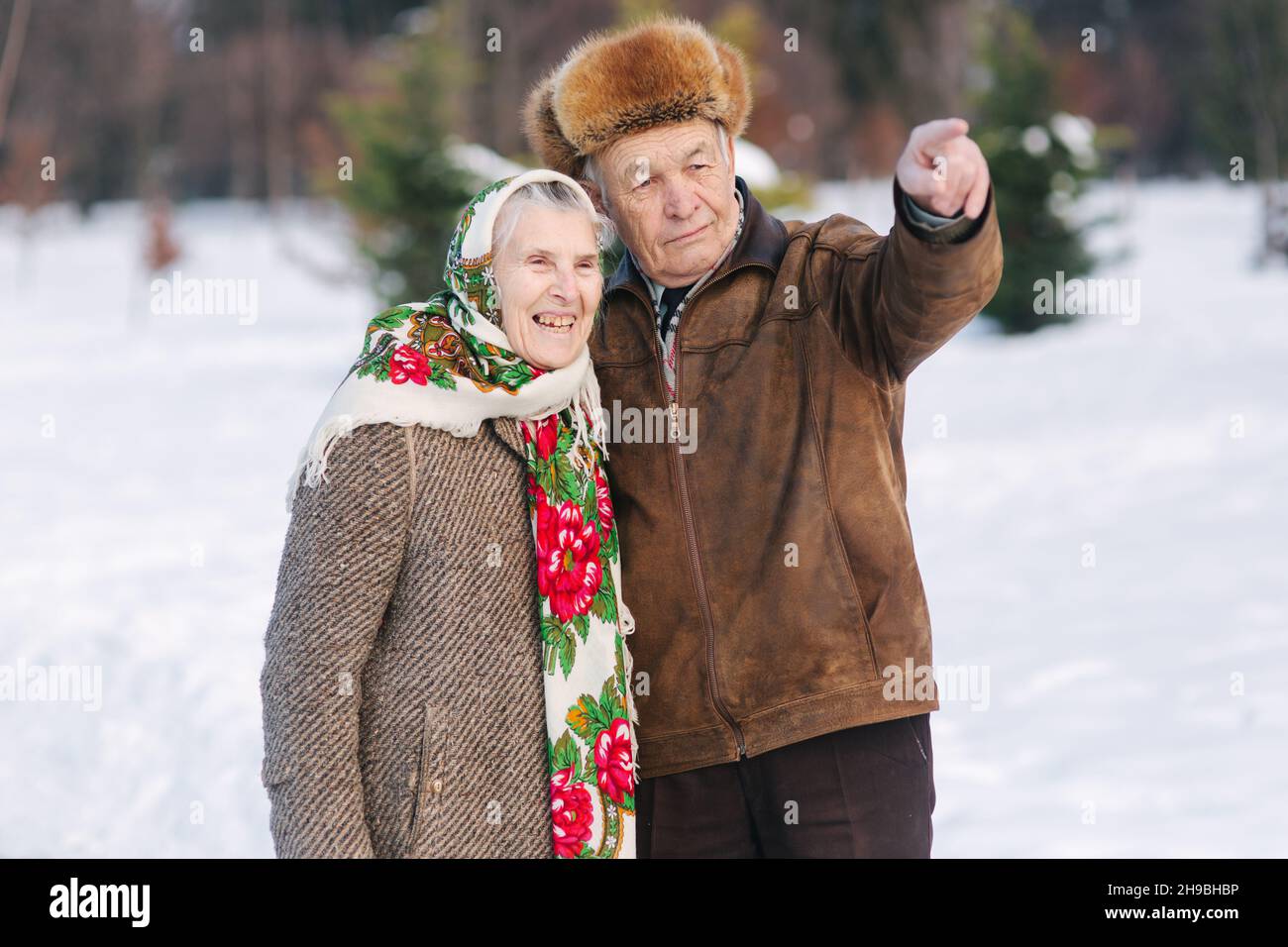 Le coppie anziane si rilassano in inverno nel parco. Nonno felice e nonna che camminano insieme Foto Stock