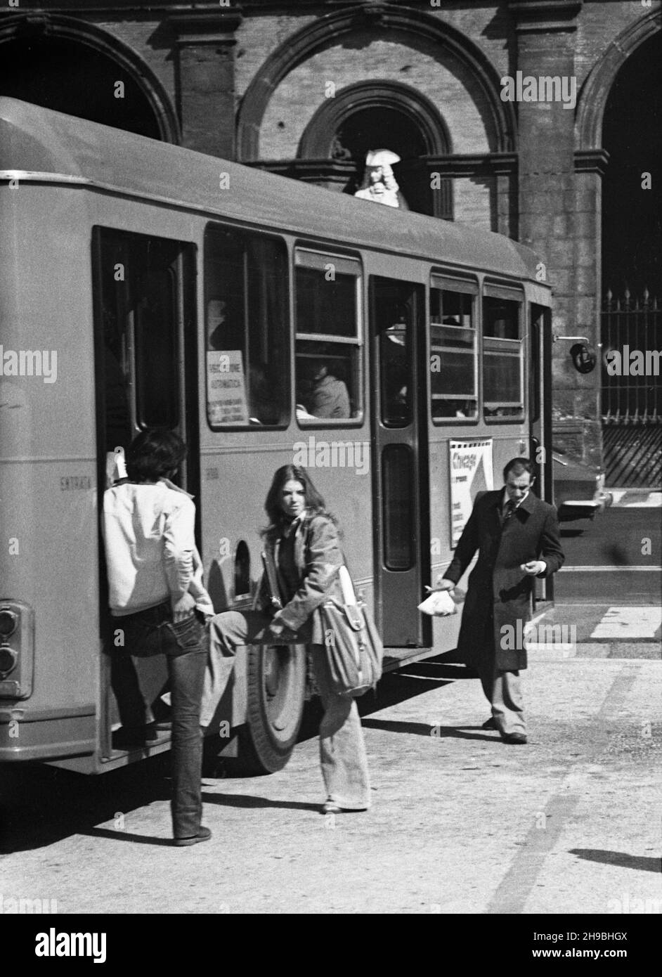 People Sali sull’autobus. Roma, Italia, marzo 1978 Foto Stock