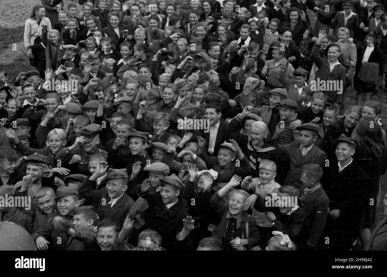 Warszawa, 1947-09-06. Uroczystoœci rozpoczêcia roku szkolnego. gruca m³odzie¿y szkolnej pozuje ekipie Polskiej Kroniki Filmowej. po/ms PAP Varsavia, 6 settembre 1947. Schoolyouth in una cerimonia che segna l'inizio del nuovo anno scolastico. po/ms PAP Foto Stock