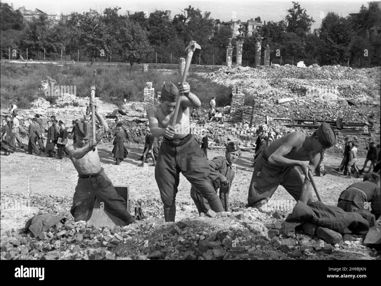 Warszawa, 1947-09-06. Uroczystoœci rozpoczêcia roku szkolnego. NZ. pochód m³odzie¿y szkolnej wœród ruin getta. Na pierwszym planie junacy Ochotniczych Batalionów Odbudowy. po/ak PAP Varsavia, 6 settembre 1947. Inaugurazione di un nuovo anno scolastico. Nella foto: Una sfilata di giovani nelle rovine del Ghetto. In primo piano giovani attivisti dei Battaglioni di ricostruzione Volontaria. po/ak PAP Foto Stock