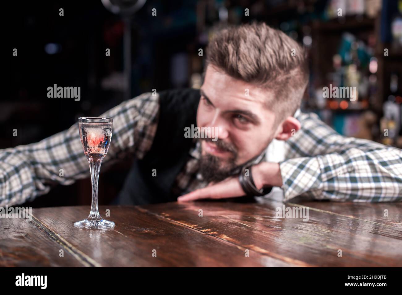 Il barman mescola un cocktail nella casa Foto Stock