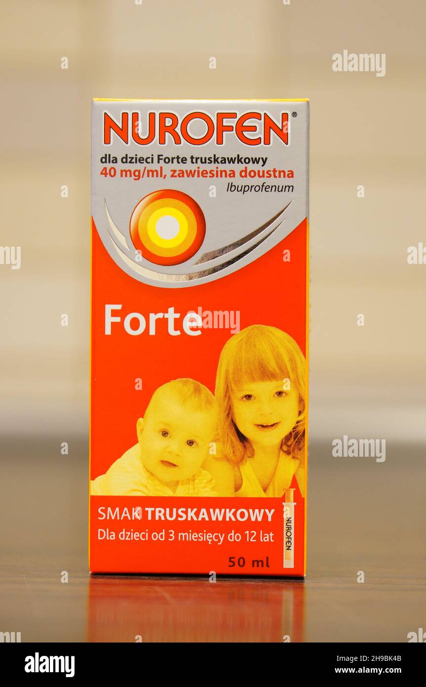 POZNAN, POLONIA - Sep 17, 2016: Un colpo verticale del marchio Nurofen Forte sciroppo di tosse in una scatola. Foto Stock
