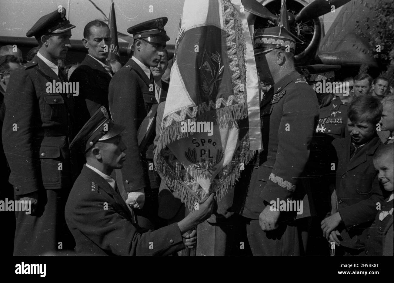 Warszawa, 1947-09-07. Obchody Œwiêta Lottictha. Uroczystoœæ przekazania sztandaru Samodzielnemu Pu³kowi Lotniczemu na terenie lotniska wojskowego Okêcie. NZ. genera³ Stanis³aw Zawadzki przekazuje sztandar delegacji dowództwa pu³ku. po/ms PAP Varsavia, 7 settembre 1947. Cerimonie che segnano il giorno dell'Aviazione. La cerimonia di trasferimento della bandiera al Reggimento aereo indipendente all'aeroporto militare di Okecie. Foto: Il generale Stanislaw Zawadzki trasferisce il banner alla delega del comando reggimento. po/ms PAP Foto Stock