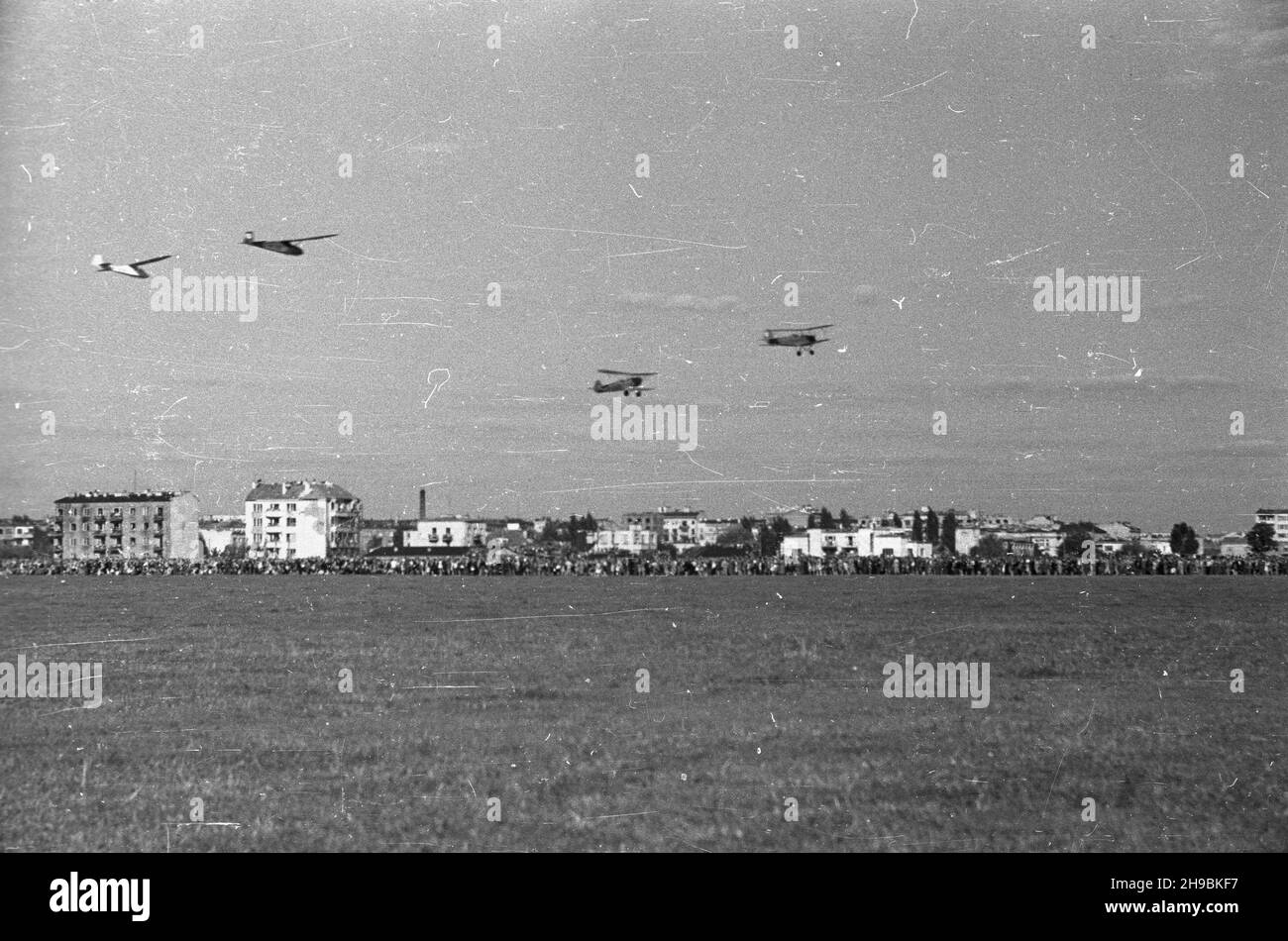 Warszawa, 1947-09-07. Obchody Œwiêta Lottictha na Polu Mokotowskim. Pokazy lataj¹cych modelli szybowców i samolotów. po/ak PAP Varsavia, 7 settembre 1947. La Giornata dell'Aviazione al campo di Mokotowskie (Pole Mokotowskie). Lo spettacolo dell'aria e del parapendio. po/ak PAP Foto Stock