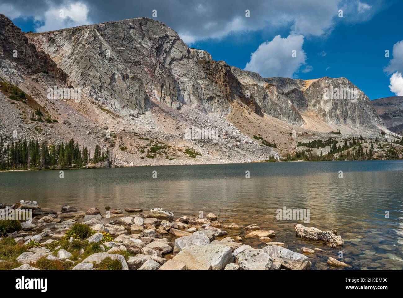 Snowy Range Quartzite Peaks, Lake Marie, Medicine Bow Mountains, Snowy Range Scenic Byway, state Highway 130, Wyoming, USA Foto Stock
