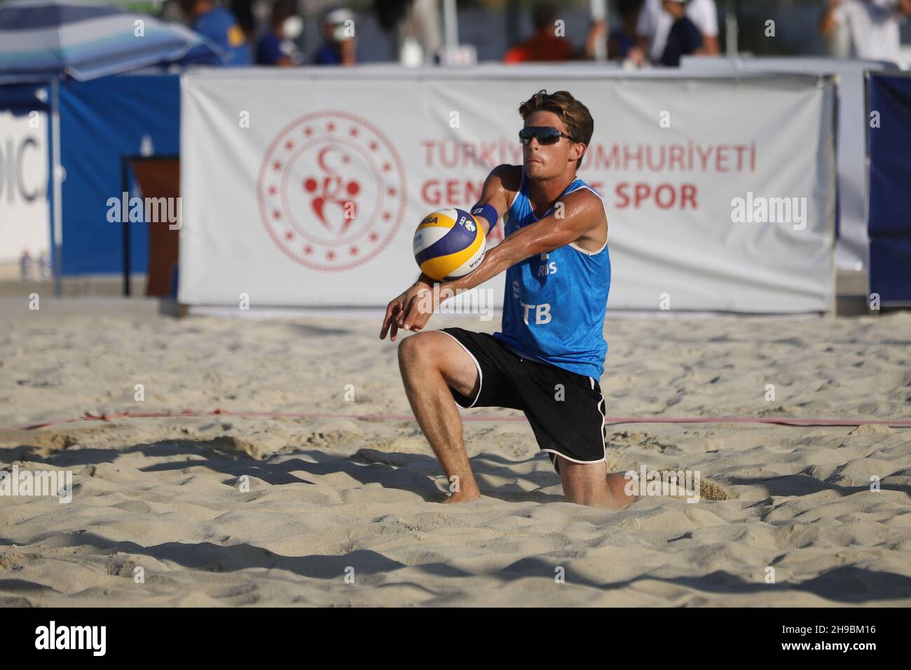 IZMIR, TURCHIA - 10 LUGLIO 2021: Russia (Komissarenko e Rukhmanov) vs Norvegia (mol, M. e Sunde) Quarterfinal match of CEV U20 Beach Volley Europe Foto Stock