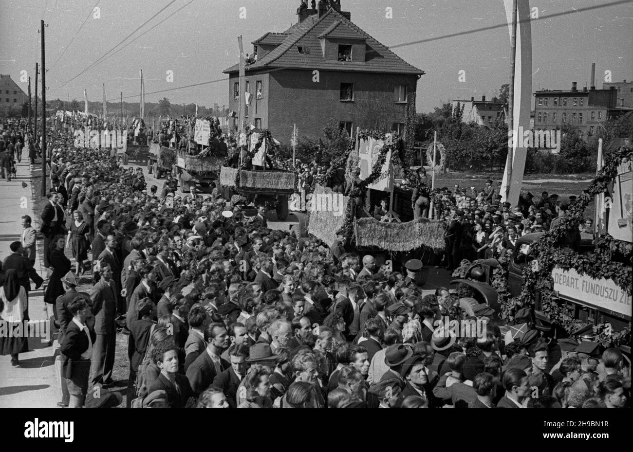 Opole, 1947-09-14. Ogólnopolskie obchody œwiêta do¿ynek. defilada ciê¿arówek z planszami propagandowymi, przygotowanymi przez junaków Przysposobienia Rolniczego i Wojskowego. po/pp PAP Opole, 14 settembre 1947. Feste nazionali del raccolto. Nella foto: Una sfilata di carrelli che trasportano tavole con iscrizioni propagandistiche preparate dai membri dell'Unione giovani agricoltori. po/pp PAP Foto Stock