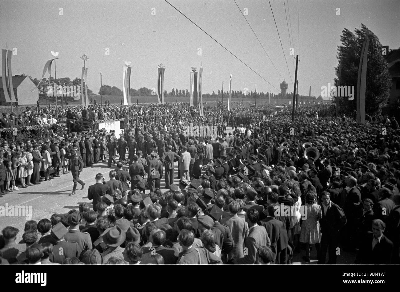 Opole, 1947-09-14. Ogólnopolskie obchody œwiêta do¿ynek. defilada junaków Przysposobienia Rolniczego i Wojskowego na miejskich b³oniach. W tle widoczna trybuna honorowa. po/pp PAP Opole, 14 settembre 1947. Feste nazionali del raccolto. Nella foto: Membri dell'Unione dei giovani agricoltori in una sfilata. Sullo sfondo la tribuna. po/pp PAP Foto Stock