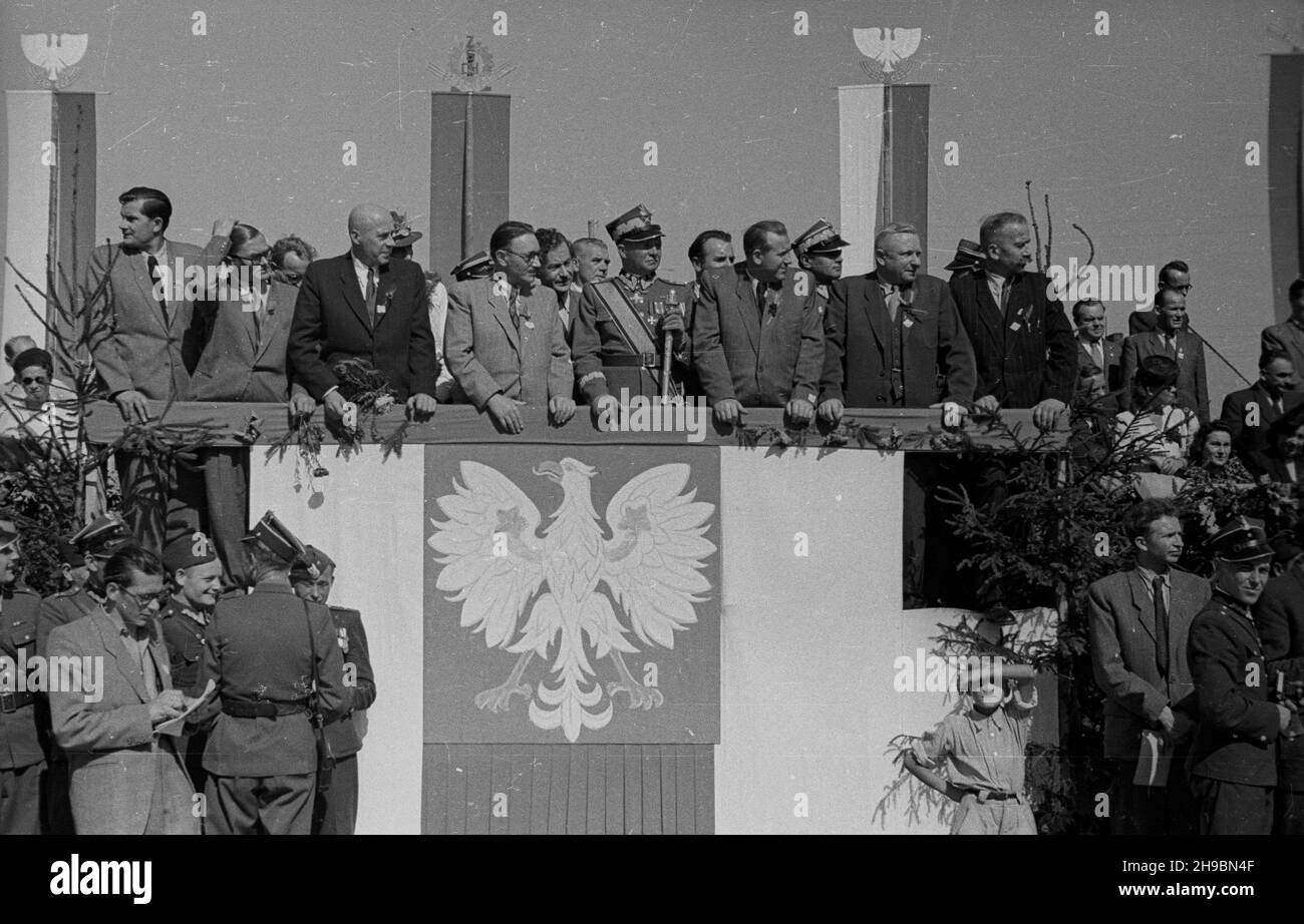 Opole, 1947-09-14. Ogólnopolskie obchody œwiêta do¿ynek. Przedstawiciele w³adz pañstwowych odbieraj¹ z trybuny honorowej defiladê na miejskich b³oniach. W pierwszym rzêdzie: wojewoda œl¹sko-d¹browski Aleksander Zawadzki (2L), Premier Józef Cyrankiewicz (3L), prezydent Boles³aw Bierut (4L), marsza³ek Micha³ Rola-¯ymierski (5L), WicePremier Antoni Korzycki (6L), ministro rolnittwa i-D¹b Párolz (L), Kocio³ Pánytoz Ch³opskiej Stanis³aw Pányz (L) Opole, 14 settembre 1947. Feste nazionali del raccolto. Rappresentanti del governo polacco e locali Foto Stock