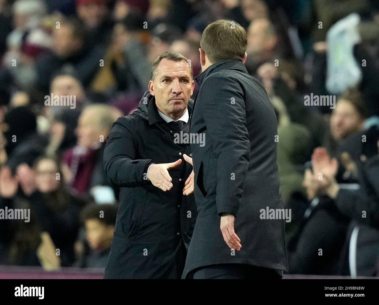 Birmingham, Inghilterra, 5 dicembre 2021. Steven Gerrard manager di Aston Villa (R) scrolla le mani con Brendan Rogers manager di Leicester durante la partita della Premier League a Villa Park, Birmingham. Il credito d'immagine dovrebbe leggere: Andrew Yates / Sportimage Foto Stock