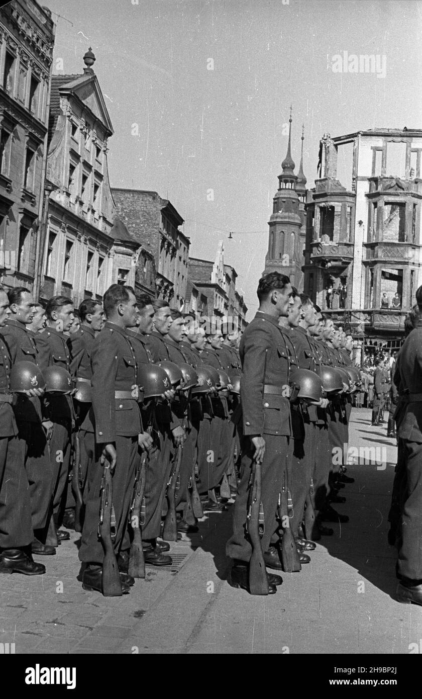 Opole, 1947-09-14. Ogólnopolskie obchody Œwiêta Plonów, do¿ynki. Uroczyste promocje oficerskie na rynku. NZ. Absolwenci Oficerskiej Szko³y Piechoty z Wroc³awia. po/mgs PAP Opole, 14 settembre 1947. Festa del raccolto in tutta la Polonia. Cerimonia di promozione ufficiale sulla piazza del mercato. Nella foto: Laureati dell'Accademia ufficiale di fanteria di Wroclaw. po/mgs PAP Foto Stock