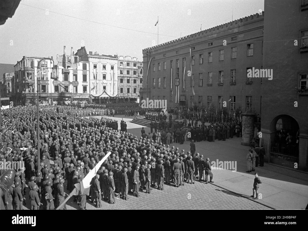 Opole, 1947-09-14. Ogólnopolskie obchody Œwiêta Plonów, do¿ynki. Uroczyste promocje oficerskie na rynku. NZ. Absolwenci Oficerskiej Szko³y Piechoty z Wroc³awia. po/mgs PAP Opole, 14 settembre 1947. Festa del raccolto in tutta la Polonia. Cerimonia di promozione ufficiale sulla piazza del mercato. Nella foto: Laureati dell'Accademia ufficiale di fanteria di Wroclaw. po/mgs PAP Foto Stock