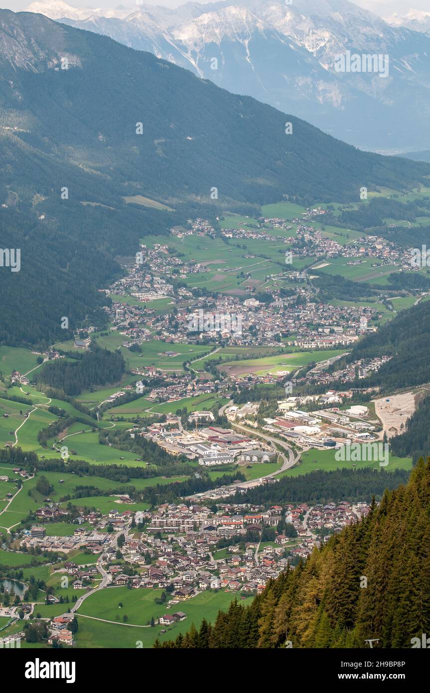 Neustift im Stubaital e la Valle dello Stubai come visto dalla vetta del Monte Elfer, Tirolo, Austria Foto Stock