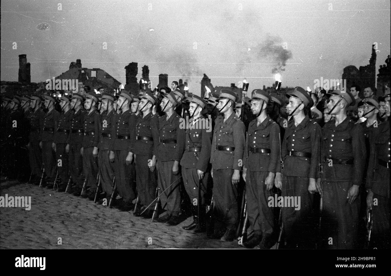 Warszawa, 1947-09-16. Trzecia rocznica desantu ¿o³nierzy 1 Dywizji Wojska Polskiego im. T. Koœciuszki na lewym brzegu Wis³y. NZ. apel poleg³ych na Przyczó³ku Czerniakowskim bk/MGS PAP Varsavia, 16 settembre 1947. Il 3° anniversario dello sbarco dei soldati dell'esercito polacco Tadeusz Kosciuszko 1° Divisione sulla riva sinistra del fiume Vistual. Foto: Chiamata un rotolo di onore su Przyczolek Czerniakowski. bk/mgs PAP Foto Stock