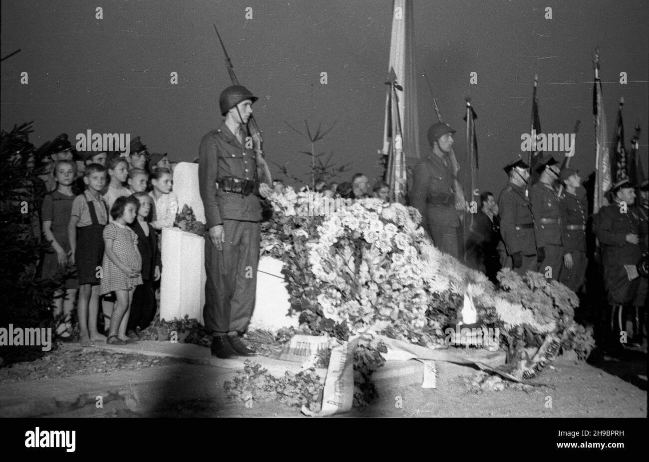 Warszawa, 1947-09-16. Trzecia rocznica desantu ¿o³nierzy 1 Dywizji Wojska Polskiego im. T. Koœciuszki na lewym brzegu Wis³y. Apel poleg³ych na Przyczó³ku Czerniakowskim. NZ. warta honorowa i wieñce z³o¿one przy porniku ku czci Koœciuszkowców w miejscu desantu. bk/mgs PAP Varsavia, 16 settembre 1947. Il 3° anniversario dello sbarco dei soldati dell'esercito polacco Tadeusz Kosciuszko 1° Divisione sulla riva sinistra del fiume Vistual. Chiamare un lancio d'onore su Przyczolek Czerniakowski. Nella foto: Una guardia d'onore e corone sul sito di atterraggio. bk/MGS PAP Foto Stock