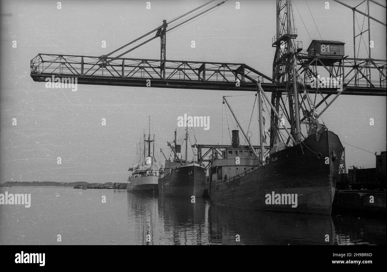 Szczecin, 1947-09-19. Port Szczecin, nabrze¿e Kaszubskie (wêglowe). NZ. duñski statek wêglowy Oja u nabrze¿a. bk/mgs PAP Szczecin, 19 settembre 1947. Porto di Szczecin - il terrapieno Kaszubskie. Nella foto: Nave carbone danese Oja. bk/MGS PAP Foto Stock