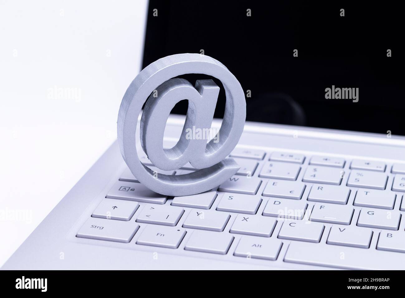 La foto mostra un segno AT su un computer portatile Foto Stock