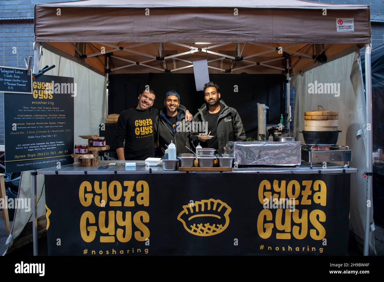 Uno stalla di cibo streetfood Gyoza Guys di Amir PEM al Maltby Street Market di Londra il Sabato mattina Foto Stock