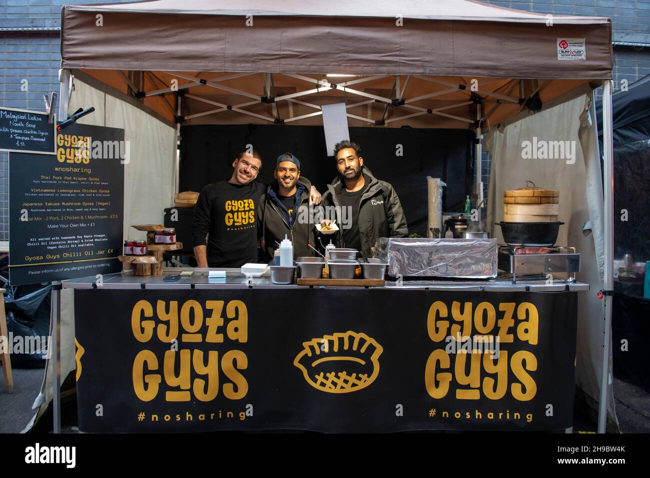 Uno stalla di cibo streetfood Gyoza Guys di Amir PEM al Maltby Street Market di Londra il Sabato mattina Foto Stock