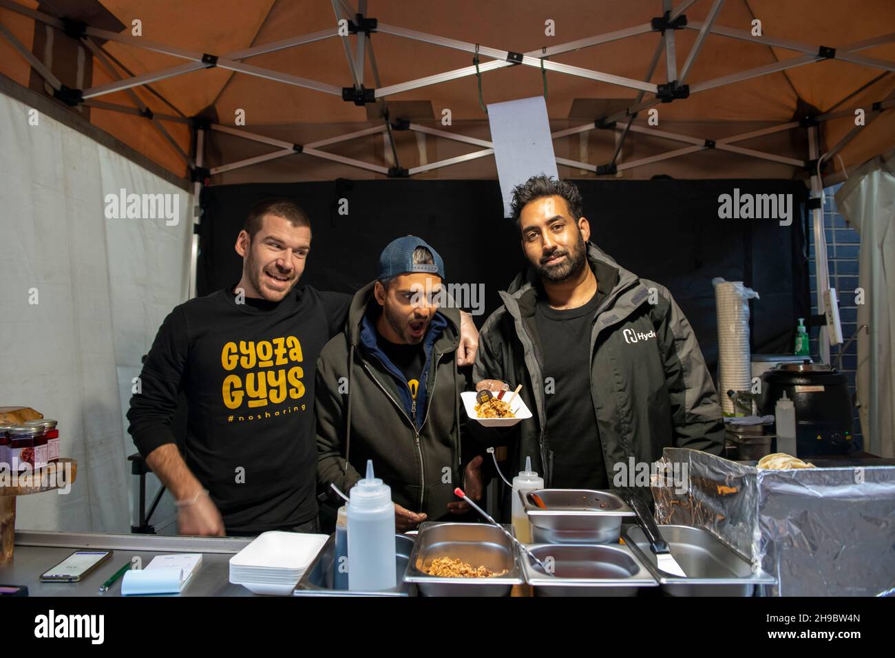 Uno stalla di cibo streetfood Gyoza Guys di Amir PEM al Maltby Street Market di Londra il Sabato mattina Foto Stock