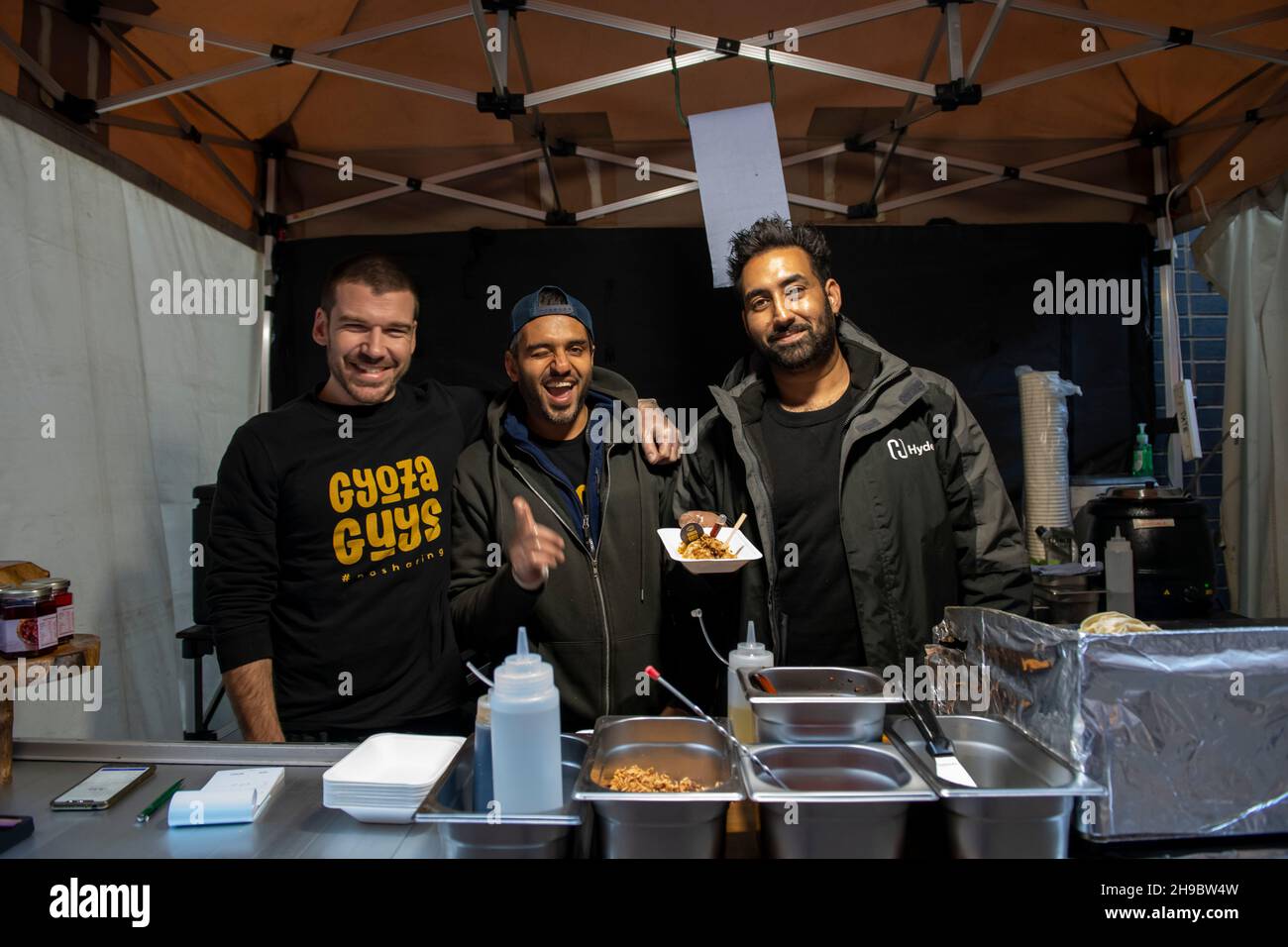 Uno stalla di cibo streetfood Gyoza Guys di Amir PEM al Maltby Street Market di Londra il Sabato mattina Foto Stock