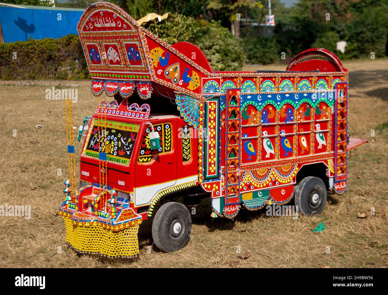 Islamabad, Pakistan 26 dicembre 2021 - decorazione splendidamente decorata del camion sta preparando nella provincia del Punjab del Pakistan. Foto Stock