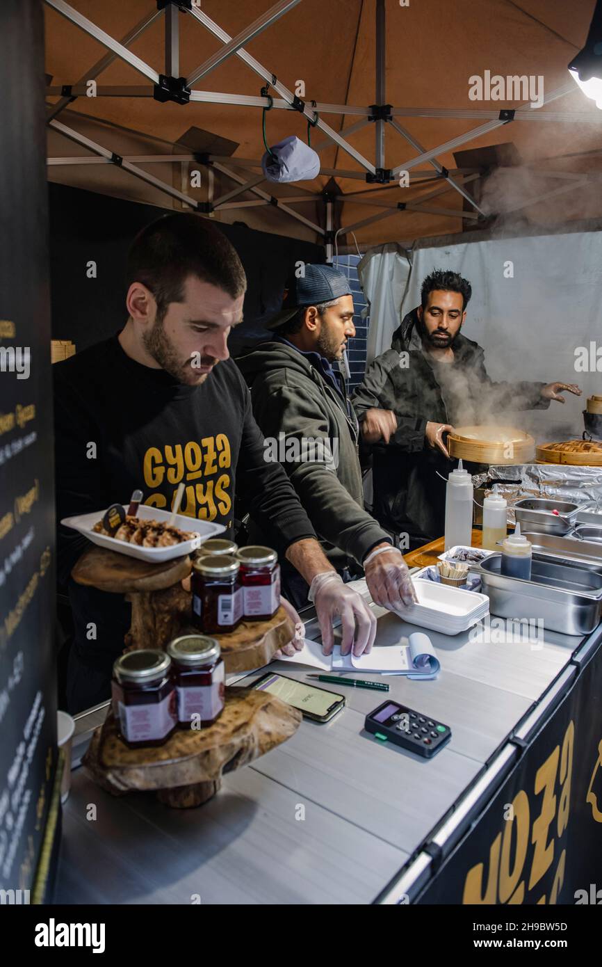 Uno stalla di cibo streetfood Gyoza Guys di Amir PEM al Maltby Street Market di Londra il Sabato mattina Foto Stock