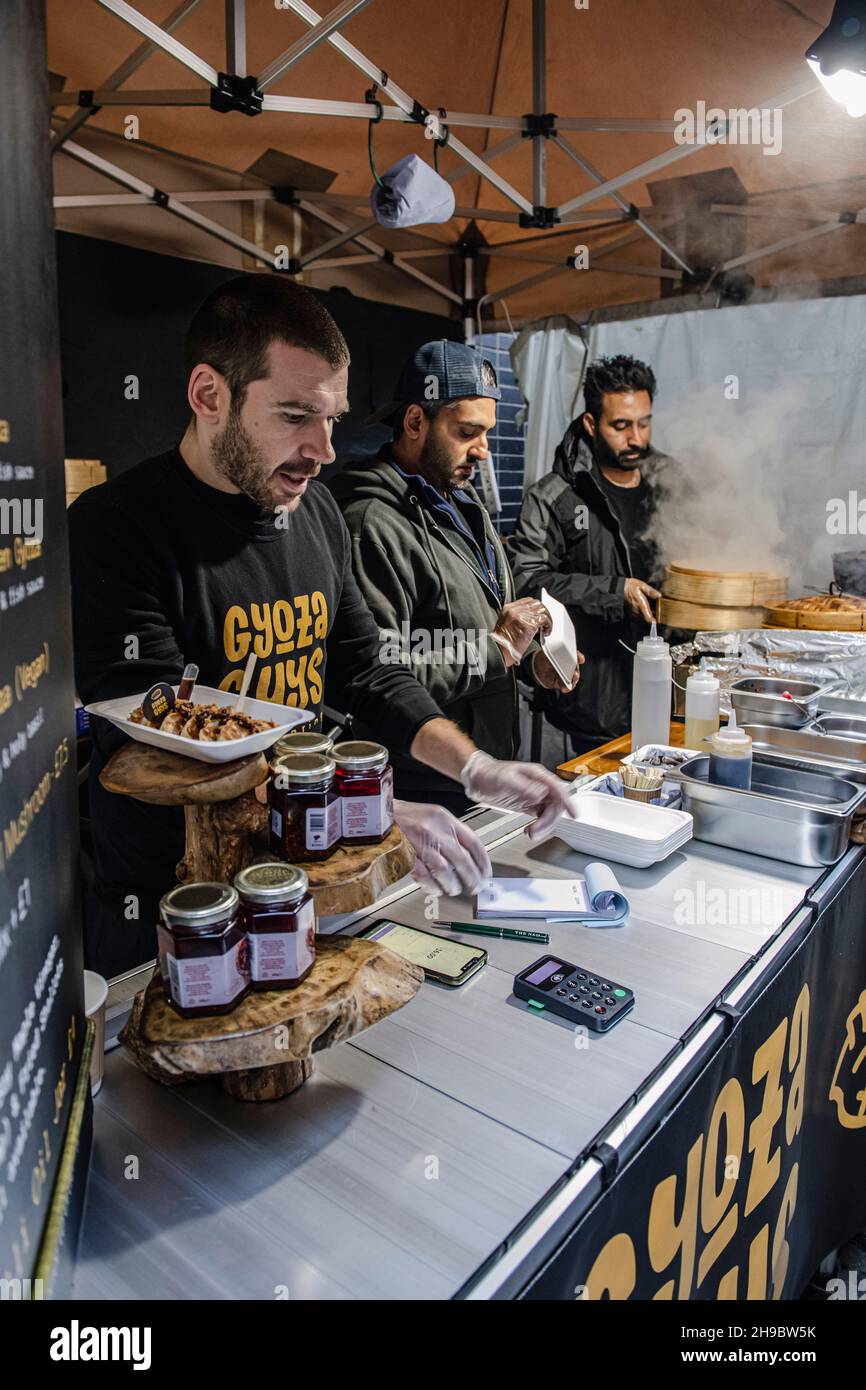 Uno stalla di cibo streetfood Gyoza Guys di Amir PEM al Maltby Street Market di Londra il Sabato mattina Foto Stock