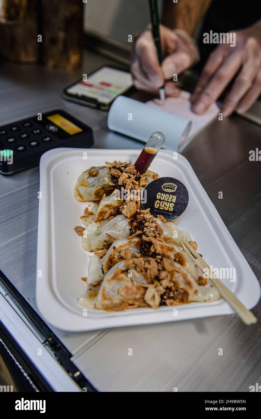 Uno stalla di cibo streetfood Gyoza Guys di Amir PEM al Maltby Street Market di Londra il Sabato mattina Foto Stock