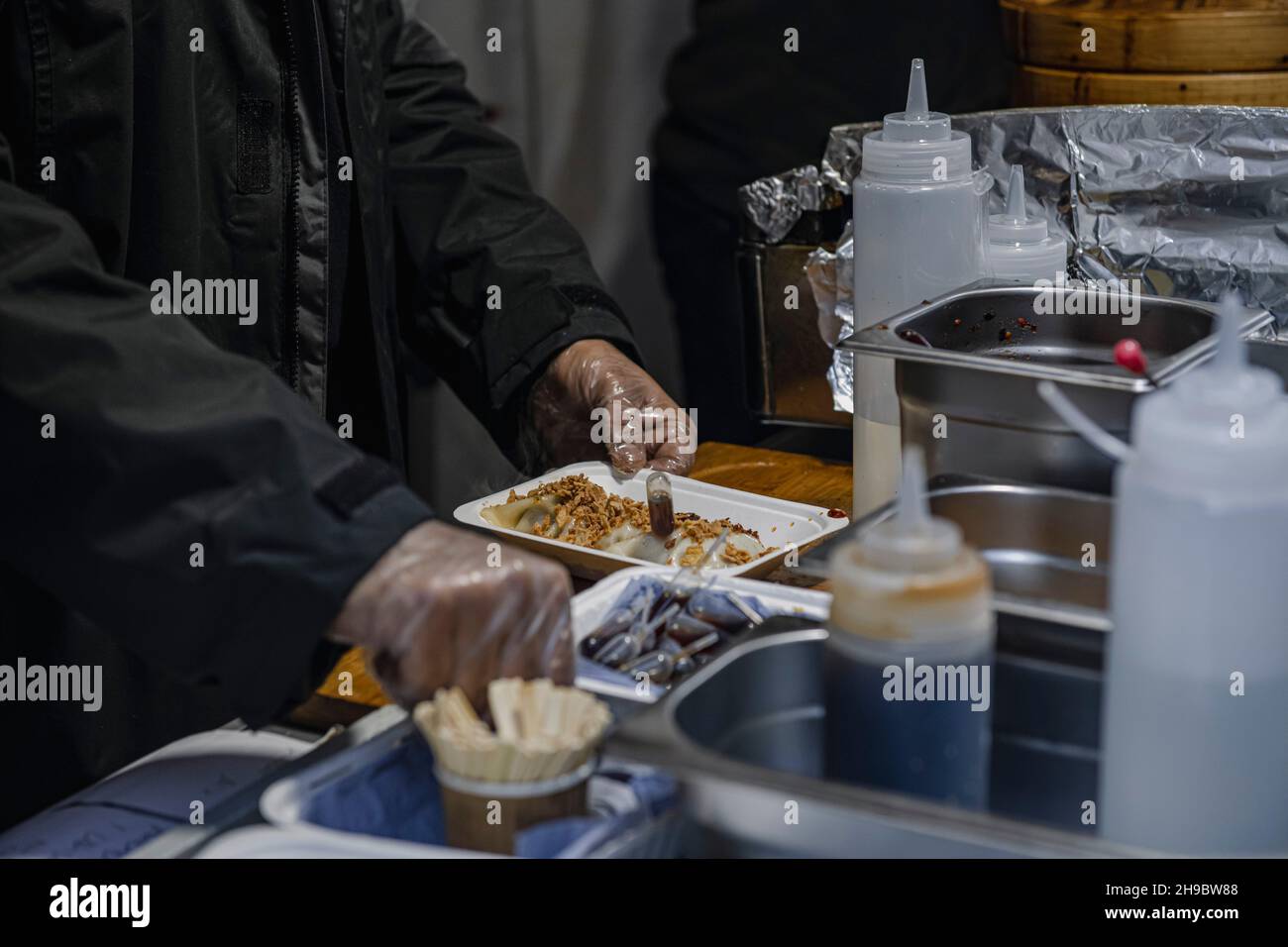 Uno stalla di cibo streetfood Gyoza Guys di Amir PEM al Maltby Street Market di Londra il Sabato mattina Foto Stock