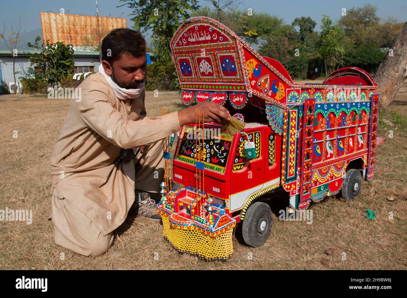 Islamabad, Pakistan 26 dicembre 2021 - decorazione splendidamente decorata del camion sta preparando nella provincia del Punjab del Pakistan. Foto Stock