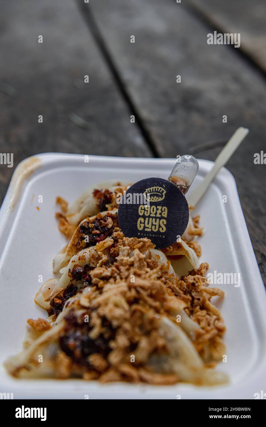 Uno stalla di cibo streetfood Gyoza Guys di Amir PEM al Maltby Street Market di Londra il Sabato mattina Foto Stock