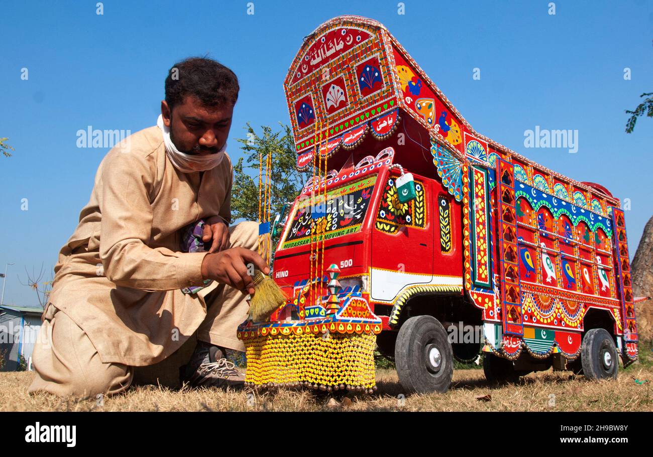 Islamabad, Pakistan 26 dicembre 2021 - decorazione splendidamente decorata del camion sta preparando nella provincia del Punjab del Pakistan. Foto Stock