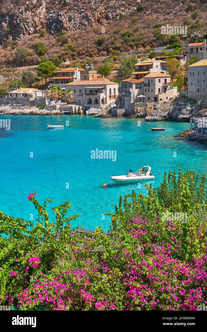 Villaggio di pescatori tradizionale Limeni, fiori decorazione fioritura, mani, Peloponneso, Grecia Foto Stock