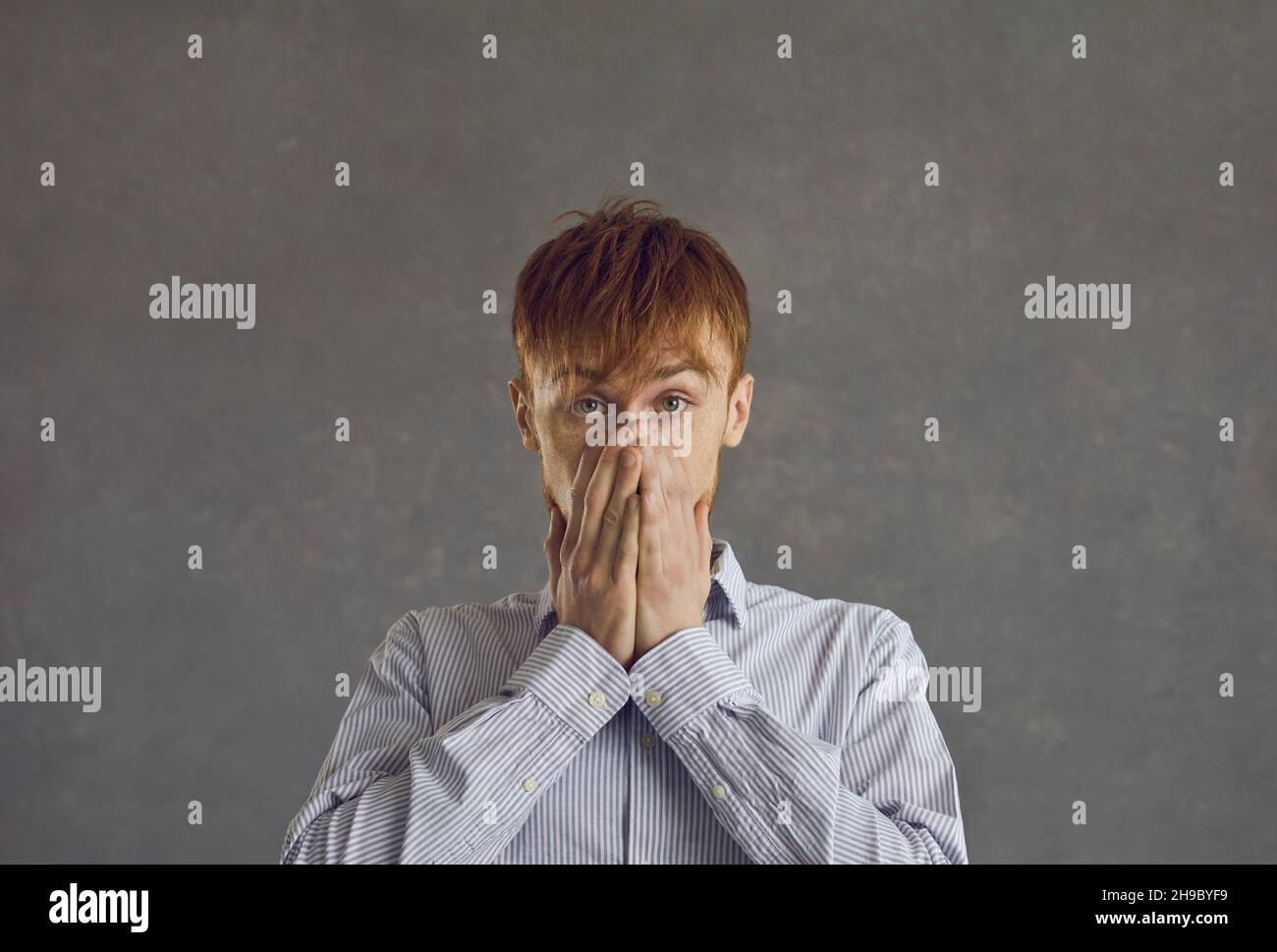 Ops. Primo piano ritratto di attraente uomo a bocca chiusa. Foto Stock