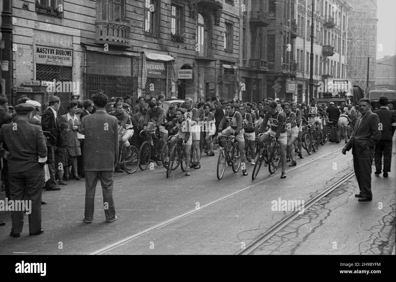 Warszawa, 1947-09-28. Amatorski wyœcig kolarski na 20 km rozwozicieli gazet (tzw. Majdaniarzy), zorganizowany przez dziennik Wieczór i organizacje kolarskie. NZ. Start z placu Unii Lubelskiej. bk/mgs PAP Varsavia, 28 settembre 1947. Gara di ciclismo dilettante di 20 chilometri di newsboys organizzato dal Wieczor quotidianamente e le organizzazioni ciclistiche. Nella foto: Partenza da Piazza Unii Lubelskiej. bk/MGS PAP Foto Stock