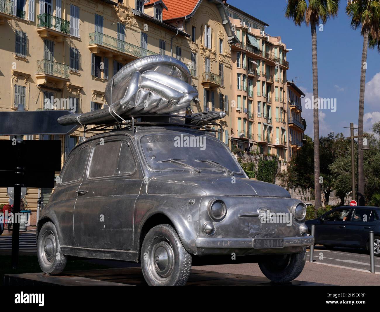 Una Domenica a Nizza, un dimanche a Nizza, scultura auto fiat di Stephanie Cipre, Port Lympia, Nizza, Alpi Marittime, Provenza–Alpi–Côte Azzurra, Francia Foto Stock