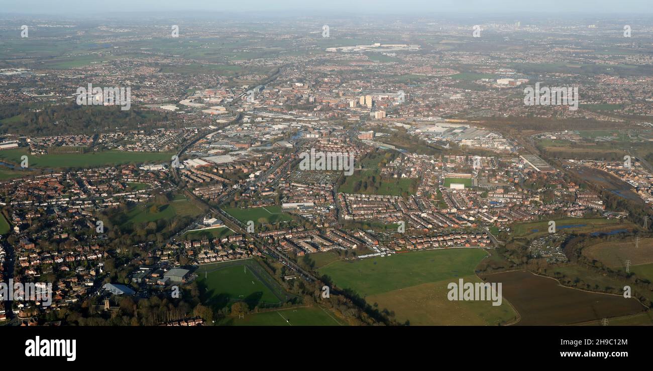 Vista aerea di Wakefield da sud-est guardando attraverso i quartieri Abrigg & Belle Vue verso il centro della città Foto Stock