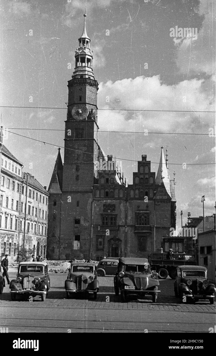 Wroc³aw, 1947-10. PóŸnogotycki ratusz na rynku. W trakcie wojny dozna³ stosunkowo niewielkich zniszczeñ. NZ. wie¿a o wysokoœci 67 metrów nakryta renesansowym he³mem. wb/gr PAP Dok³adny dzieñ wydarzenia nieustalony. Wroclaw, 1947 ottobre. Municipio tardo-gotico sul mercato. Relativamente poco danneggiato durante la guerra. Nella foto: Una torre di 67 metri coperta da cupola rinascimentale. wb/gr PAP Foto Stock