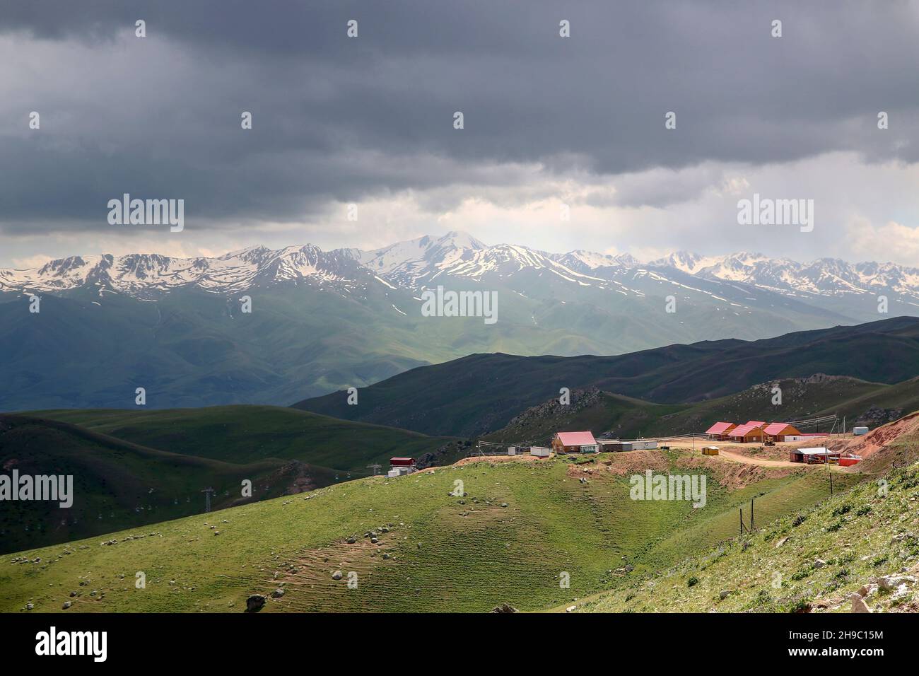 In Kirghizistan, Suusamyr Valley si trova a 2,000-2.500 metri sopra il livello del mare tra Suusamyr troppo e Ala-Too kirghisa gamme di Tian Shan montagne in Ce Foto Stock