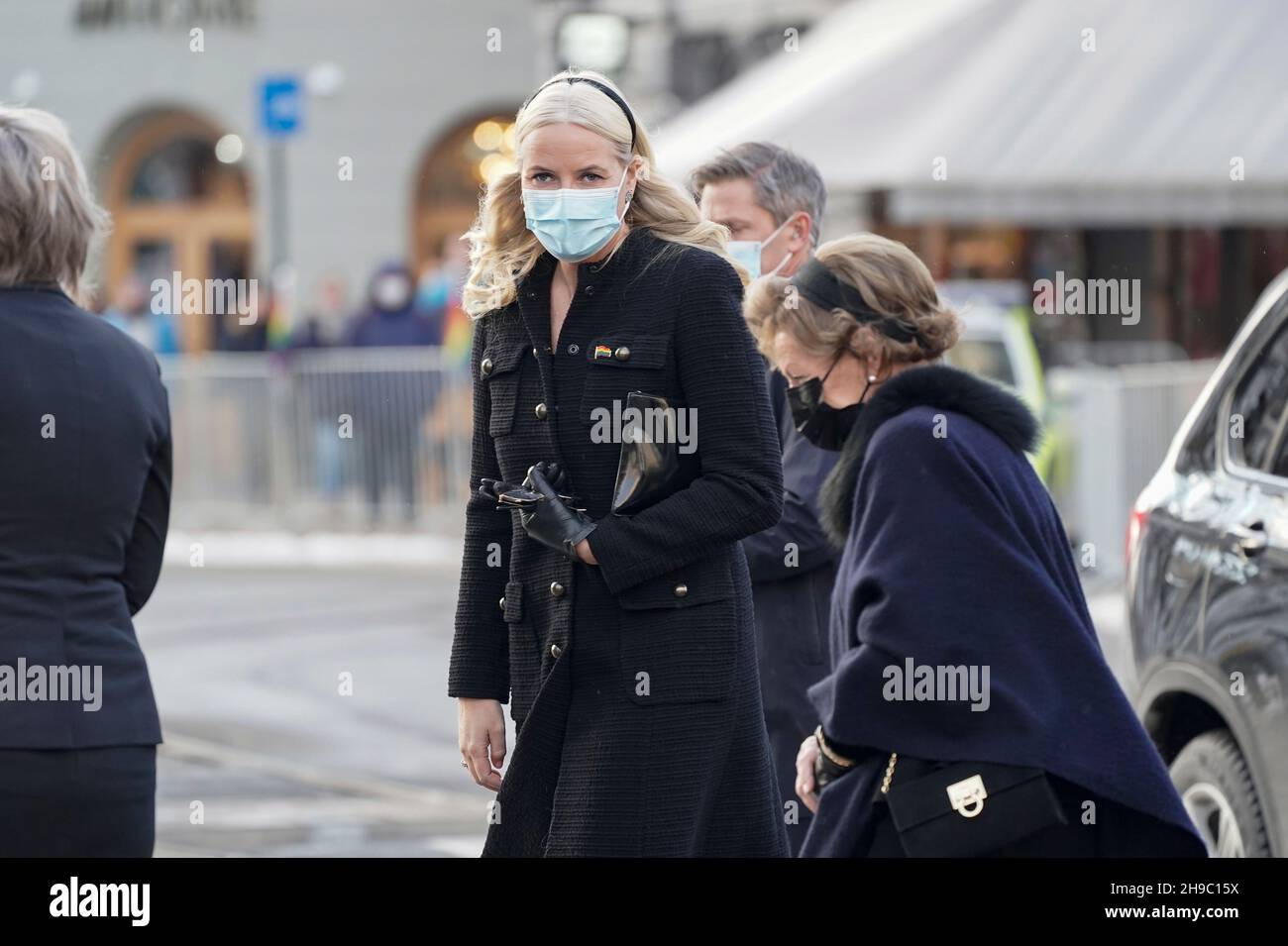 Oslo, Norvegia. 06 dicembre 2021. Oslo 20211206. La Regina Sonja e la Principessa della Corona mette-Marit arrivano al funerale di Karen Christine Friele (noto anche come Kim Friele) nella Cattedrale di Oslo. Foto: Heiko Junge/NTB Credit: NTB Scanpix/Alamy Live News Foto Stock