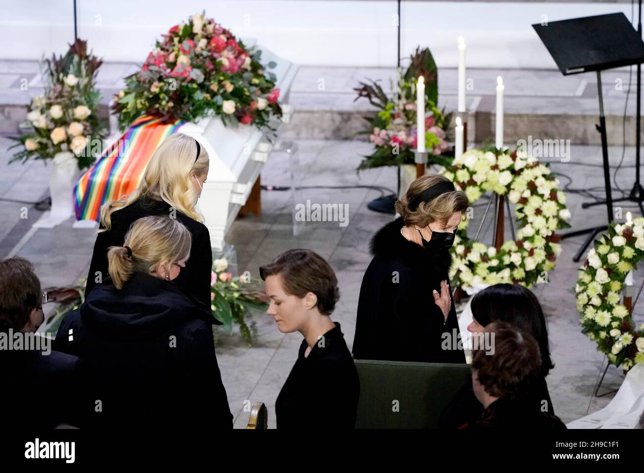 Oslo, Norvegia. 06 dicembre 2021. Oslo 20211206. La Regina Sonja e la Principessa della Corona mette-Marit prima del funerale di Karen Christine Friele (noto anche come Kim Friele) nella Cattedrale di Oslo il lunedì. Ministro della Giustizia Anette Trettebergstuen in primo piano. Foto: Stian Lysberg Solum/NTB/POOL Credit: NTB Scanpix/Alamy Live News Foto Stock